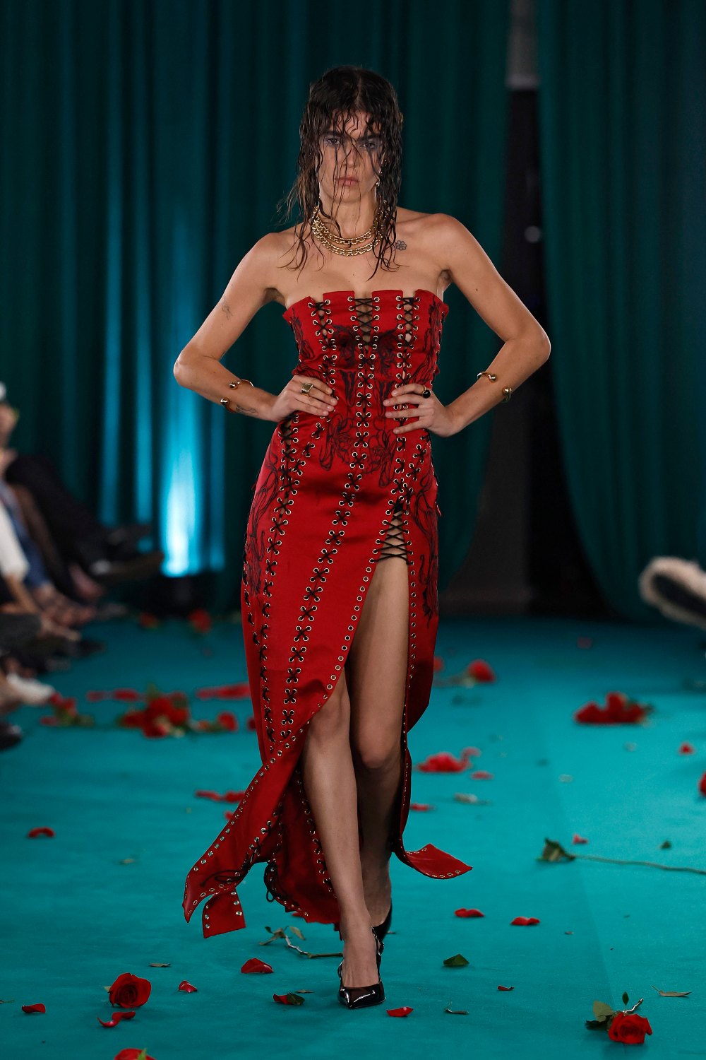 En MBFW Madrid, Calafat convierte las rosas en streetwear