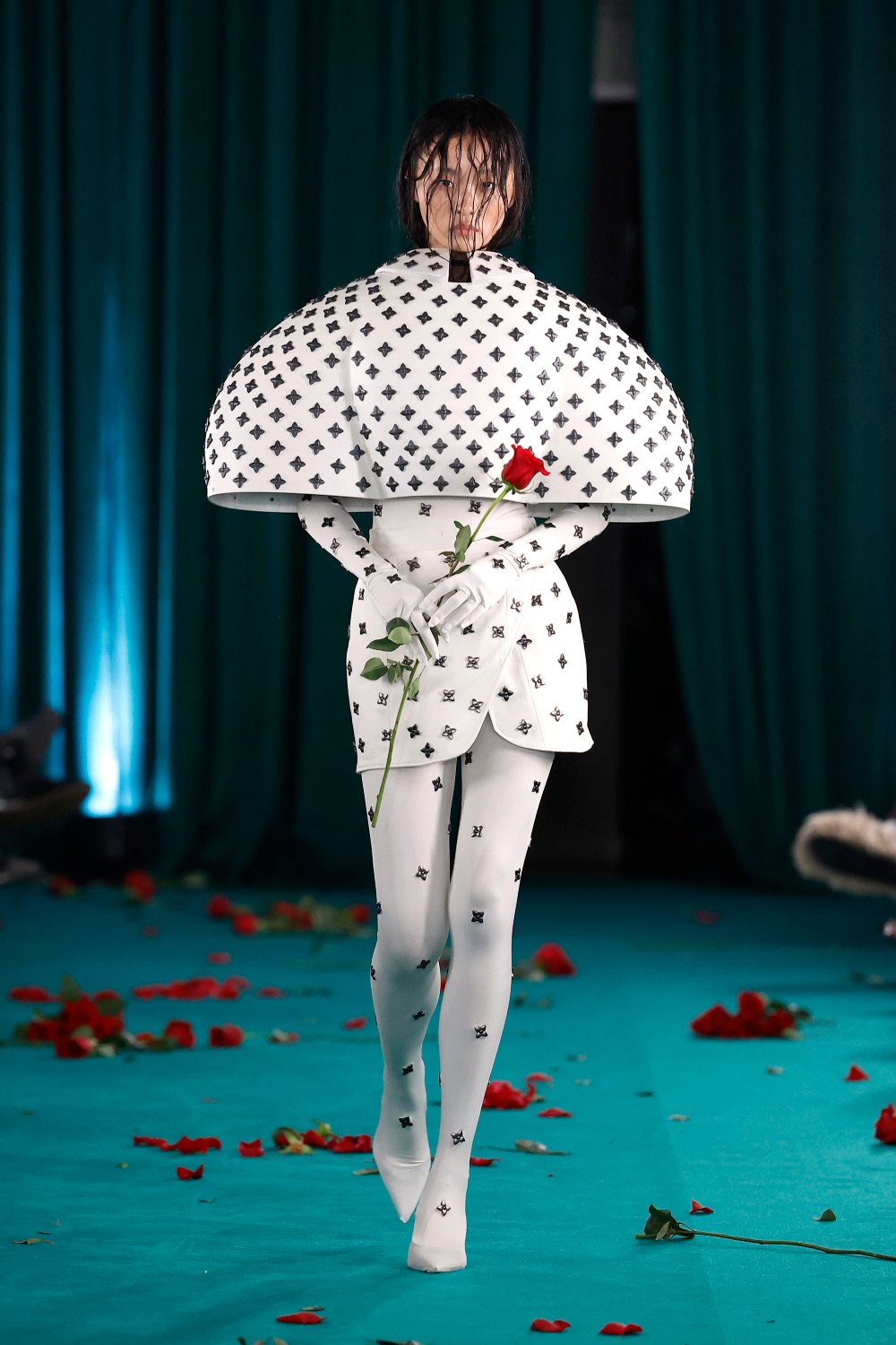 En MBFW Madrid, Calafat convierte las rosas en streetwear