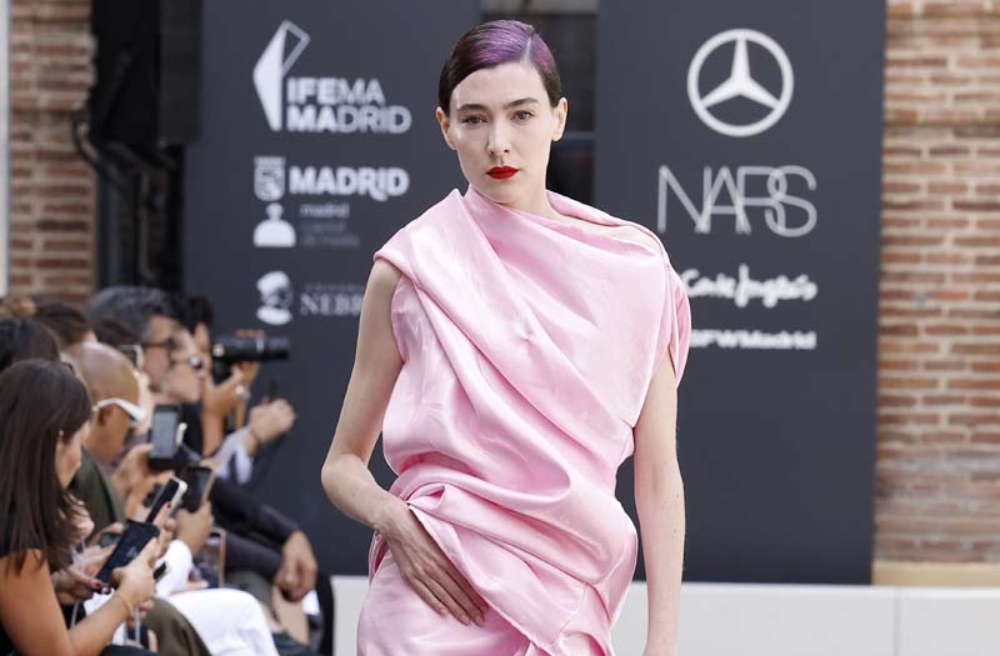 Ernesto Naranjo en MBFW Madrid hace flotar la moda etérea