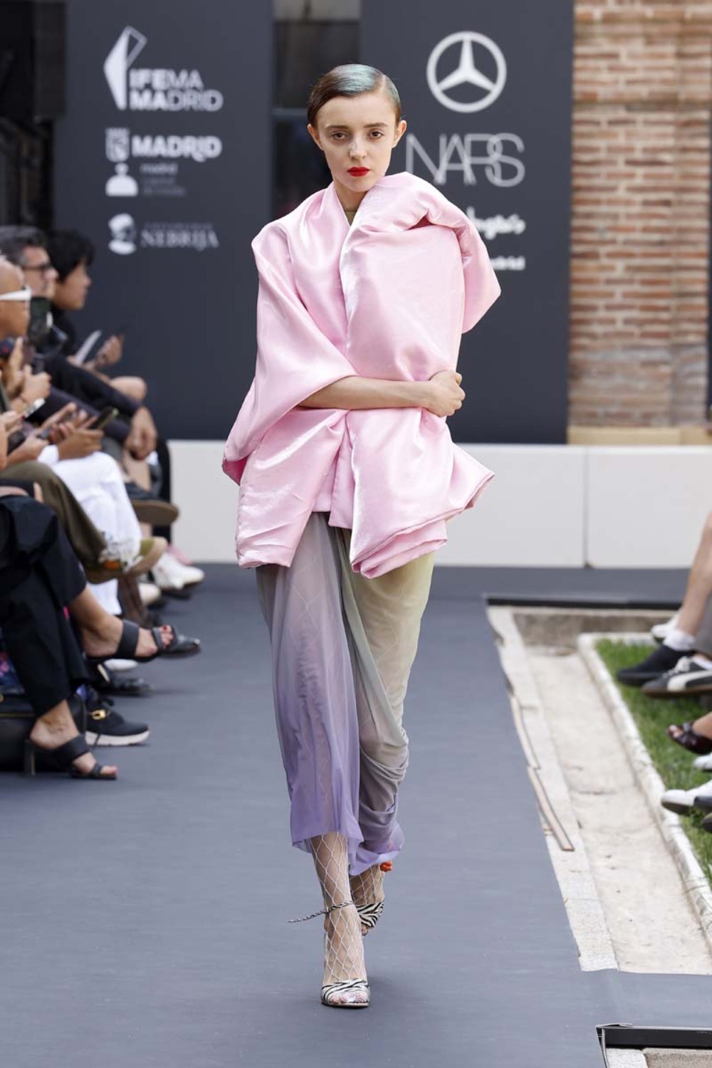 Ernesto Naranjo en MBFW Madrid hace flotar la moda etérea