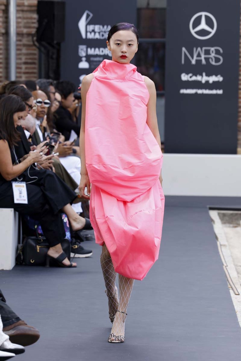 Ernesto Naranjo en MBFW Madrid hace flotar la moda etérea