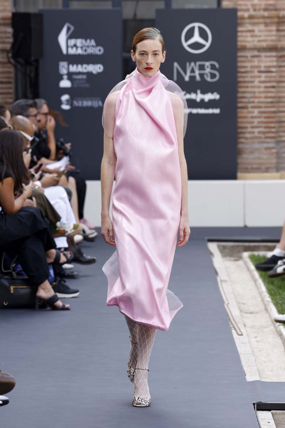 Ernesto Naranjo en MBFW Madrid hace flotar la moda etérea