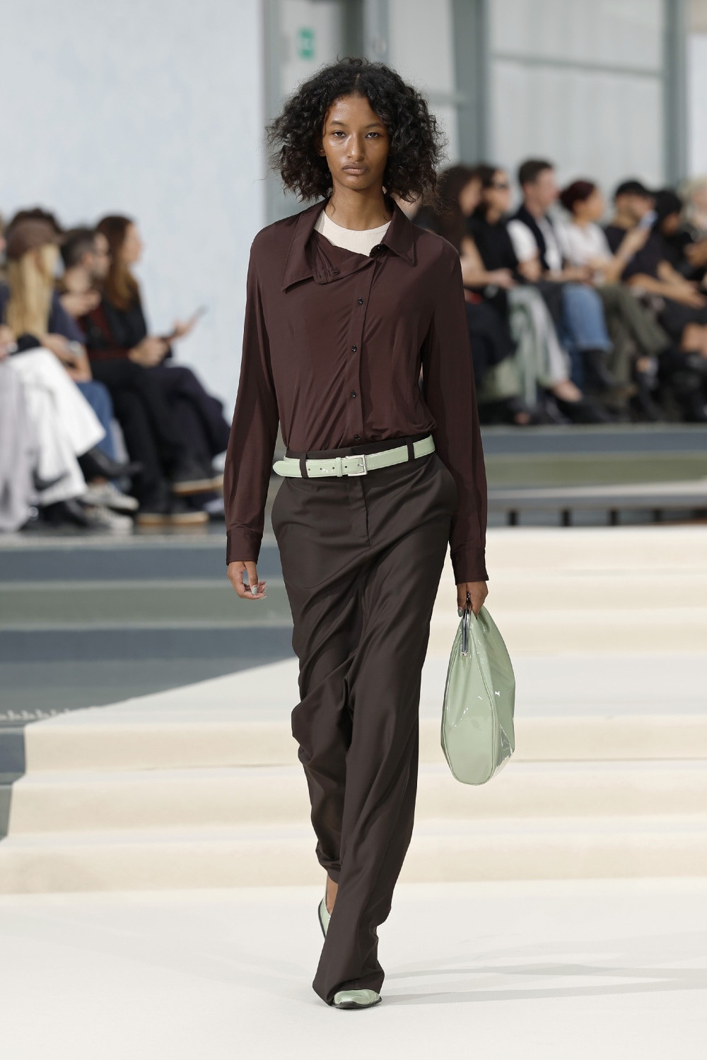 Julie Kegels SS27: la frágil gravedad en ropa cotidiana