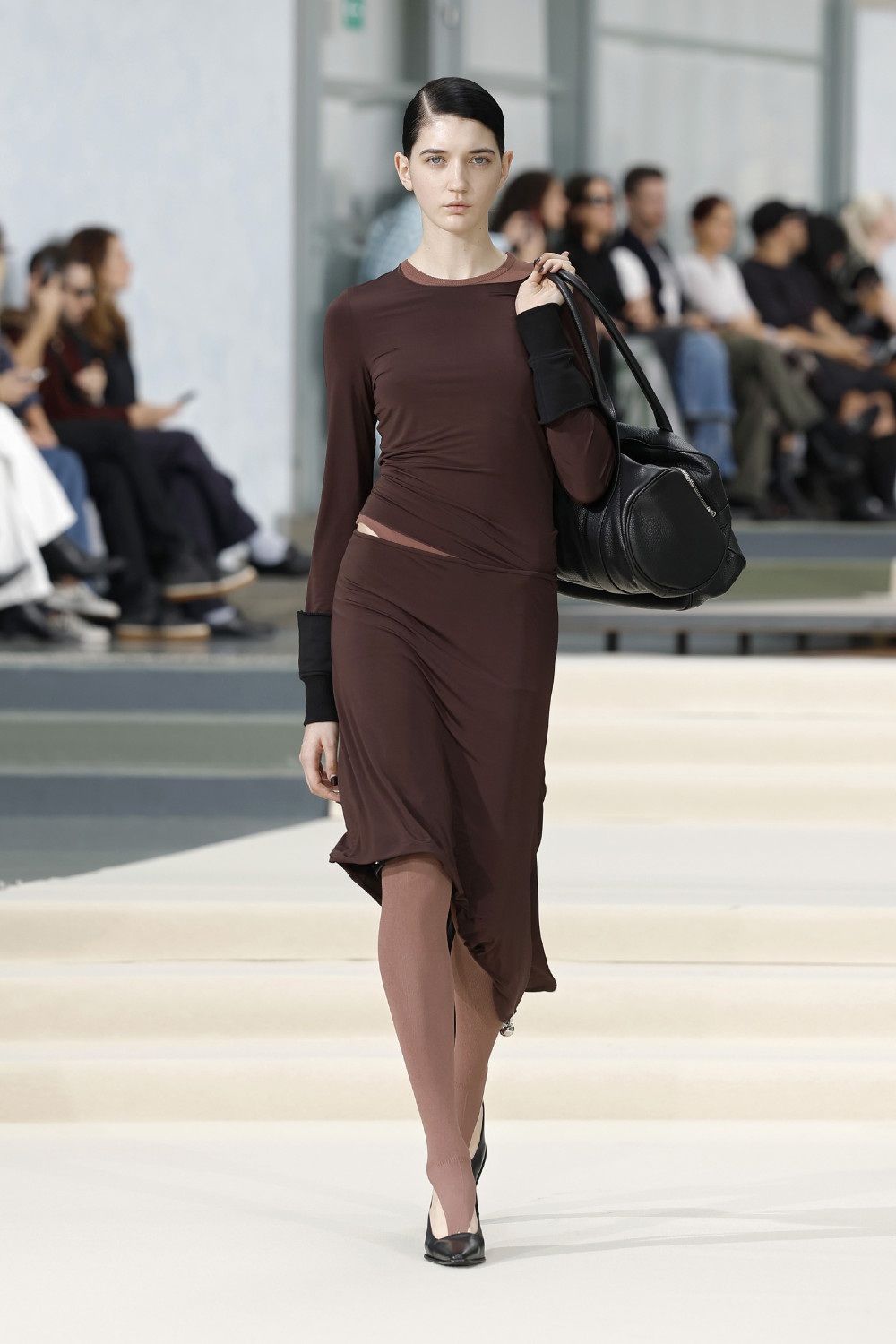 Julie Kegels SS27: la frágil gravedad en ropa cotidiana