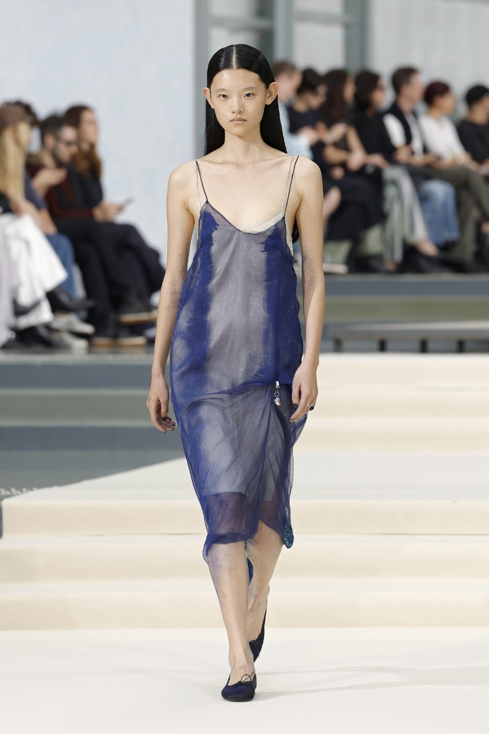 Julie Kegels SS27: la frágil gravedad en ropa cotidiana