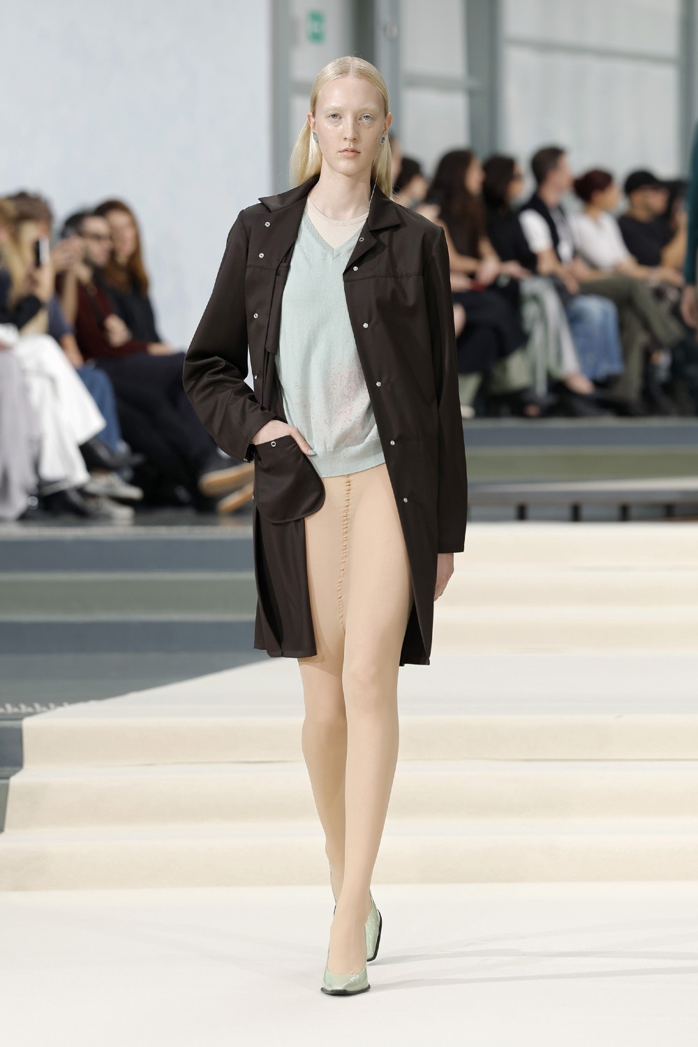Julie Kegels SS27: la frágil gravedad en ropa cotidiana