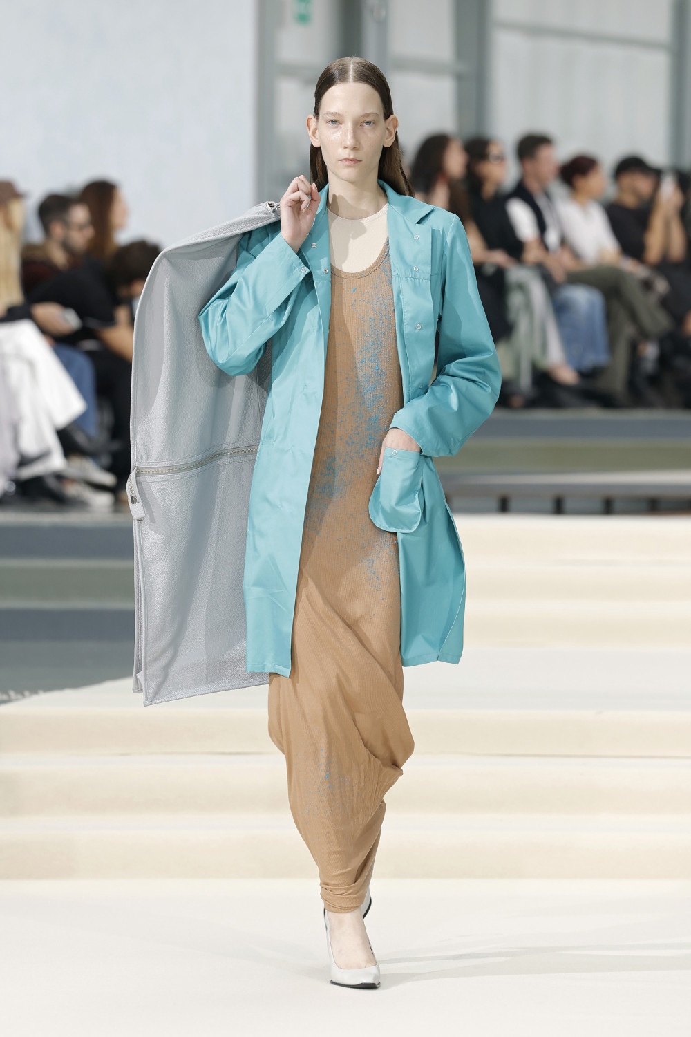 Julie Kegels SS27: la frágil gravedad en ropa cotidiana