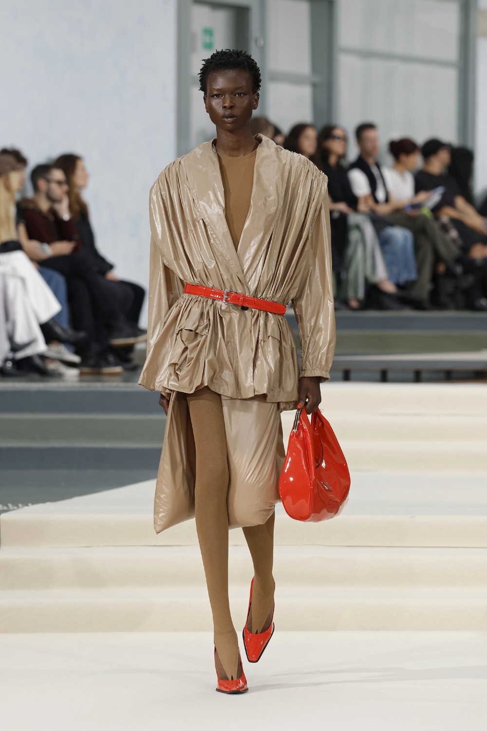 Julie Kegels SS27: la frágil gravedad en ropa cotidiana