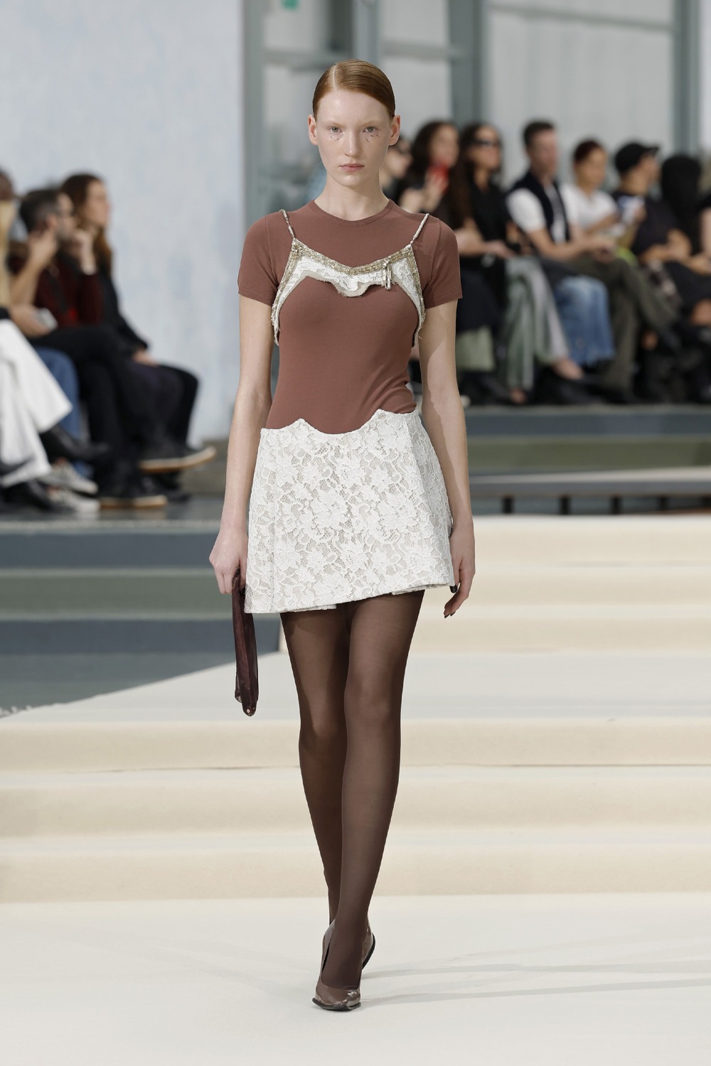 Julie Kegels SS27: la frágil gravedad en ropa cotidiana