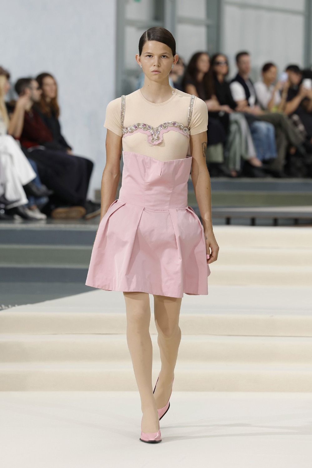 Julie Kegels SS27: la frágil gravedad en ropa cotidiana
