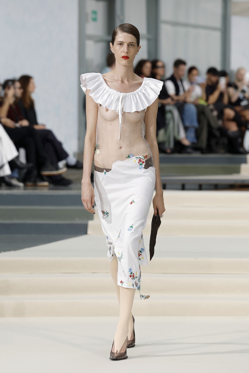 Julie Kegels SS27: la frágil gravedad en ropa cotidiana