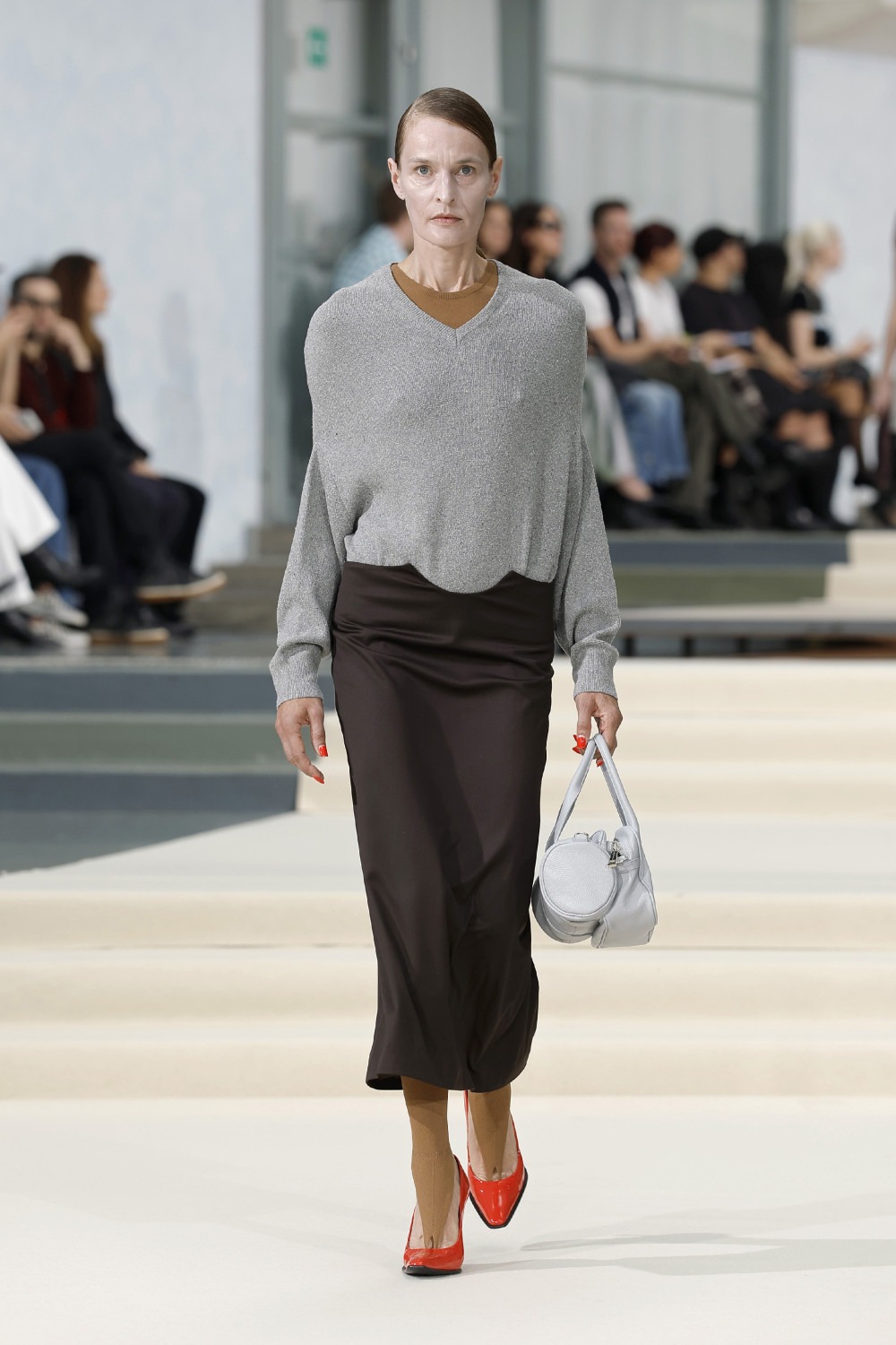 Julie Kegels SS27: la frágil gravedad en ropa cotidiana