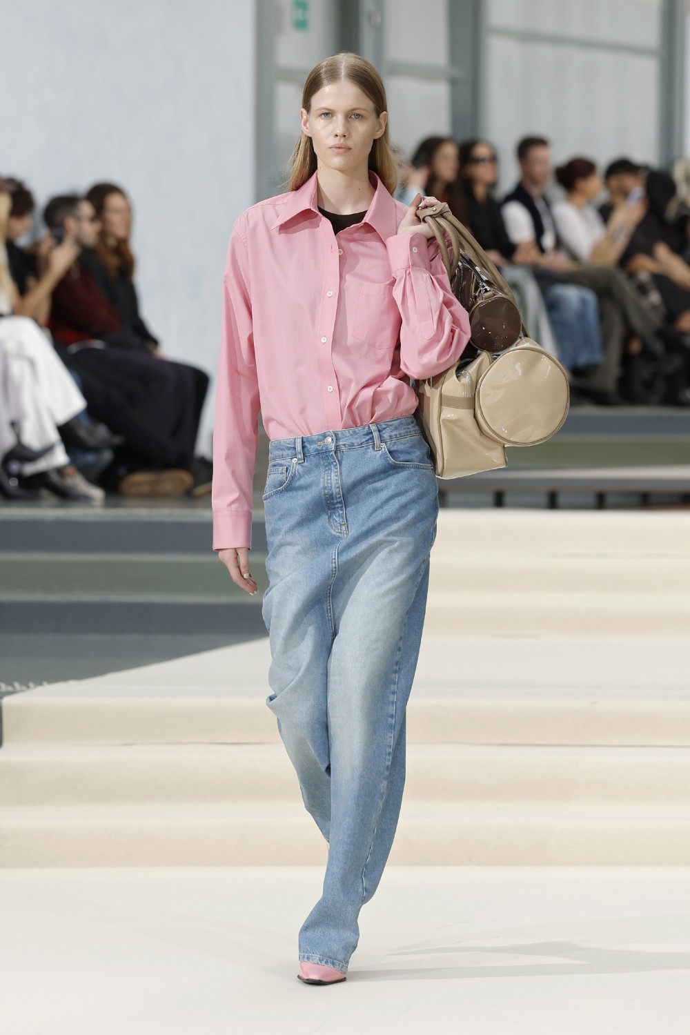 Julie Kegels SS27: la frágil gravedad en ropa cotidiana