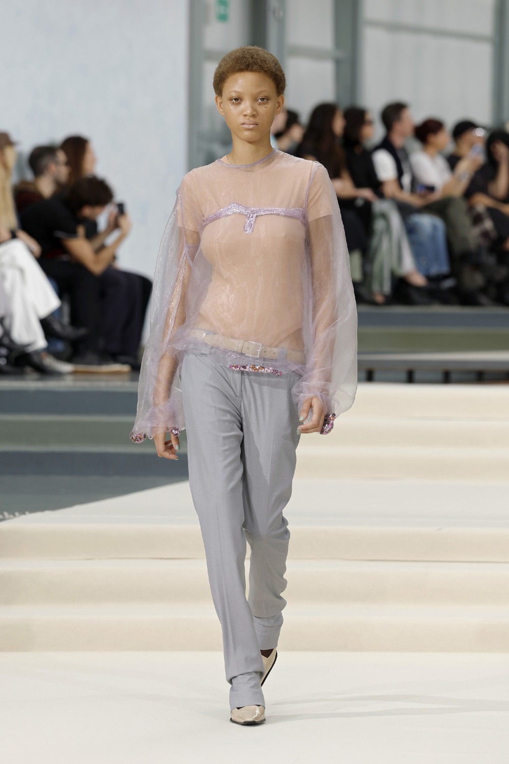 Julie Kegels SS27: la frágil gravedad en ropa cotidiana