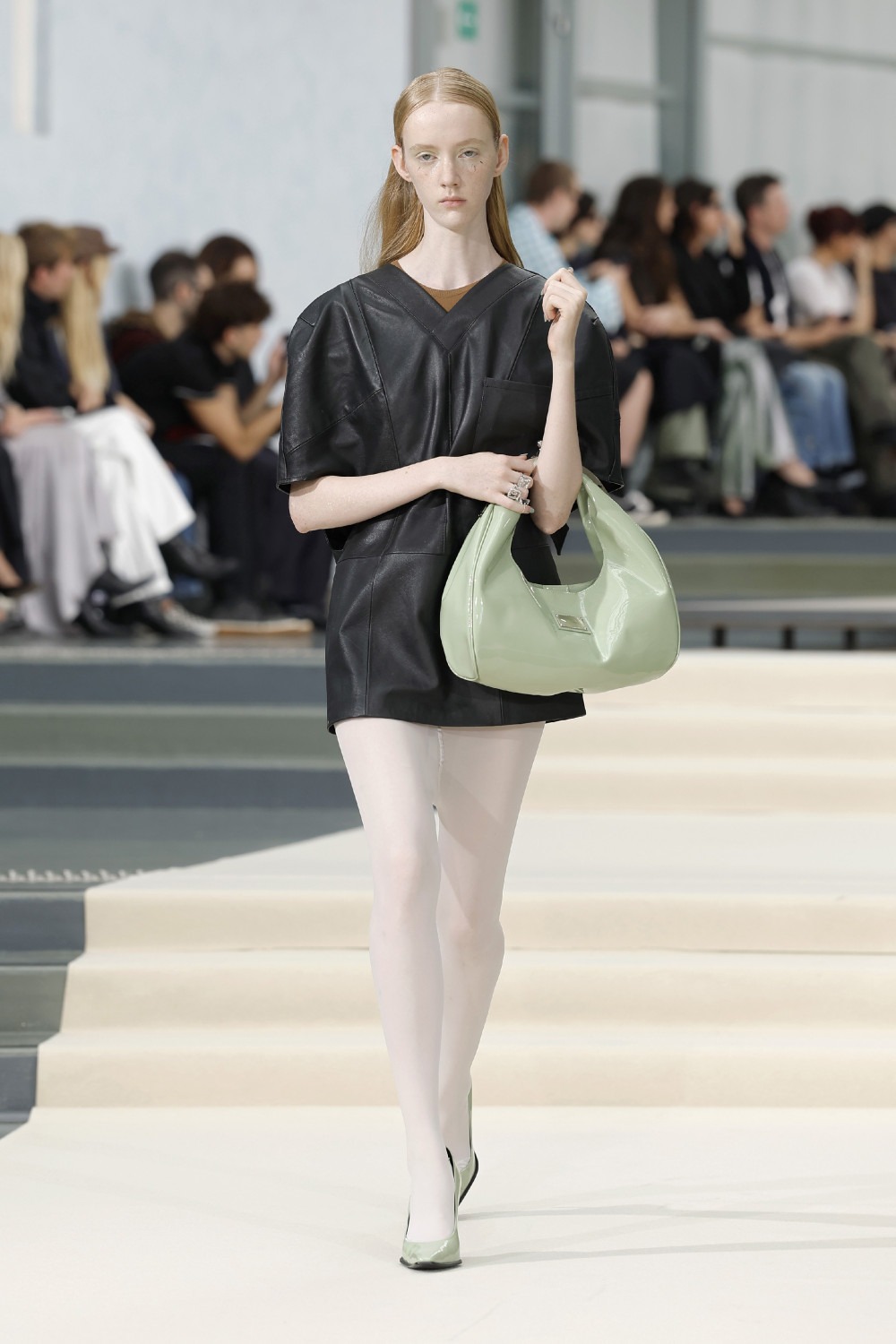Julie Kegels SS27: la frágil gravedad en ropa cotidiana
