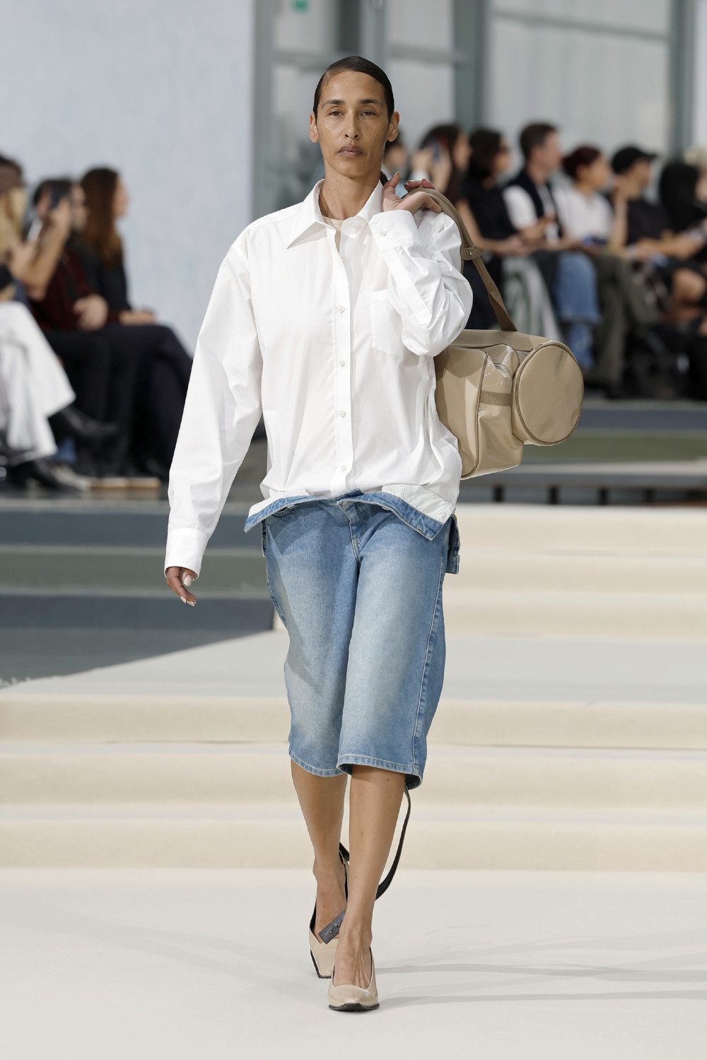 Julie Kegels SS27: la frágil gravedad en ropa cotidiana