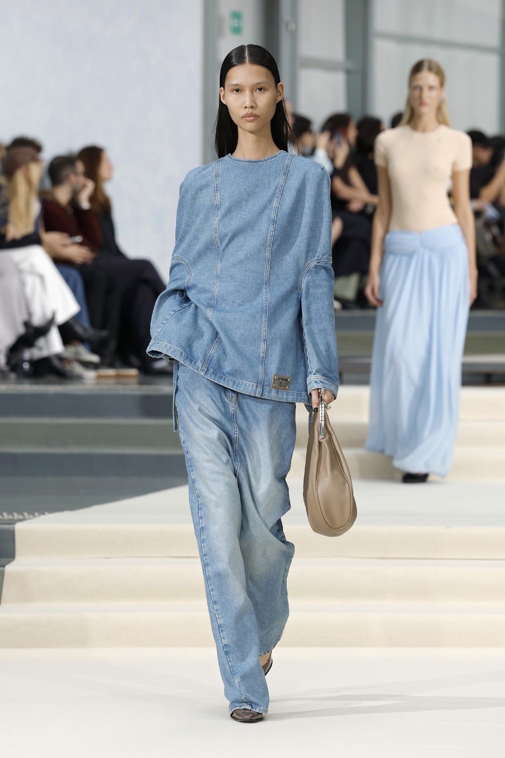 Julie Kegels SS27: la frágil gravedad en ropa cotidiana