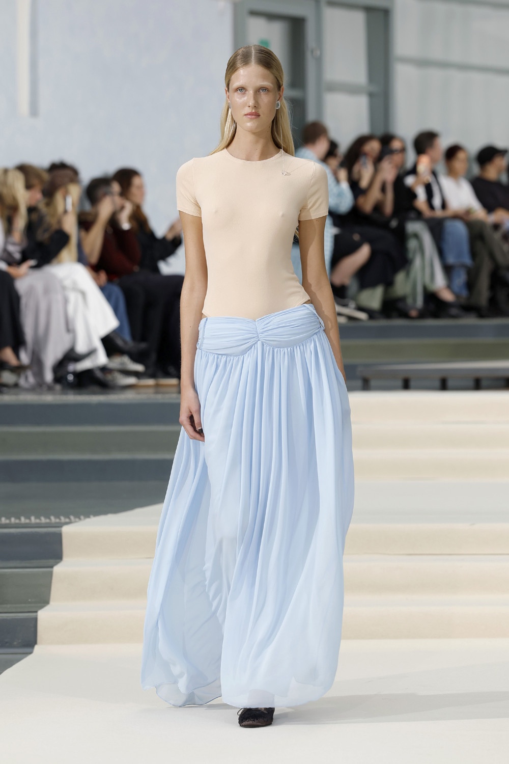 Julie Kegels SS27: la frágil gravedad en ropa cotidiana