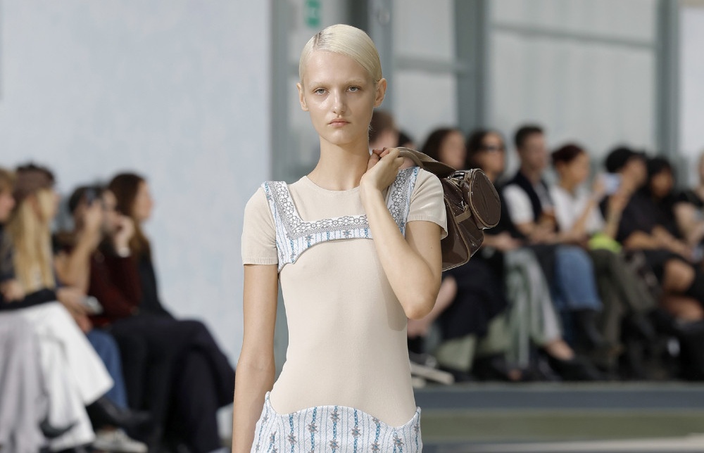 Julie Kegels SS27: la frágil gravedad en ropa cotidiana