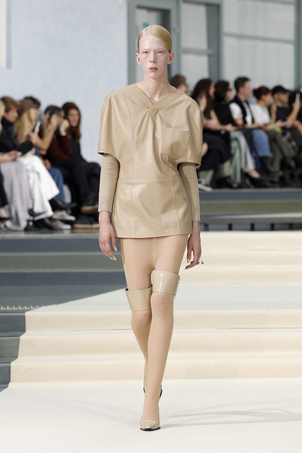 Julie Kegels SS27: la frágil gravedad en ropa cotidiana