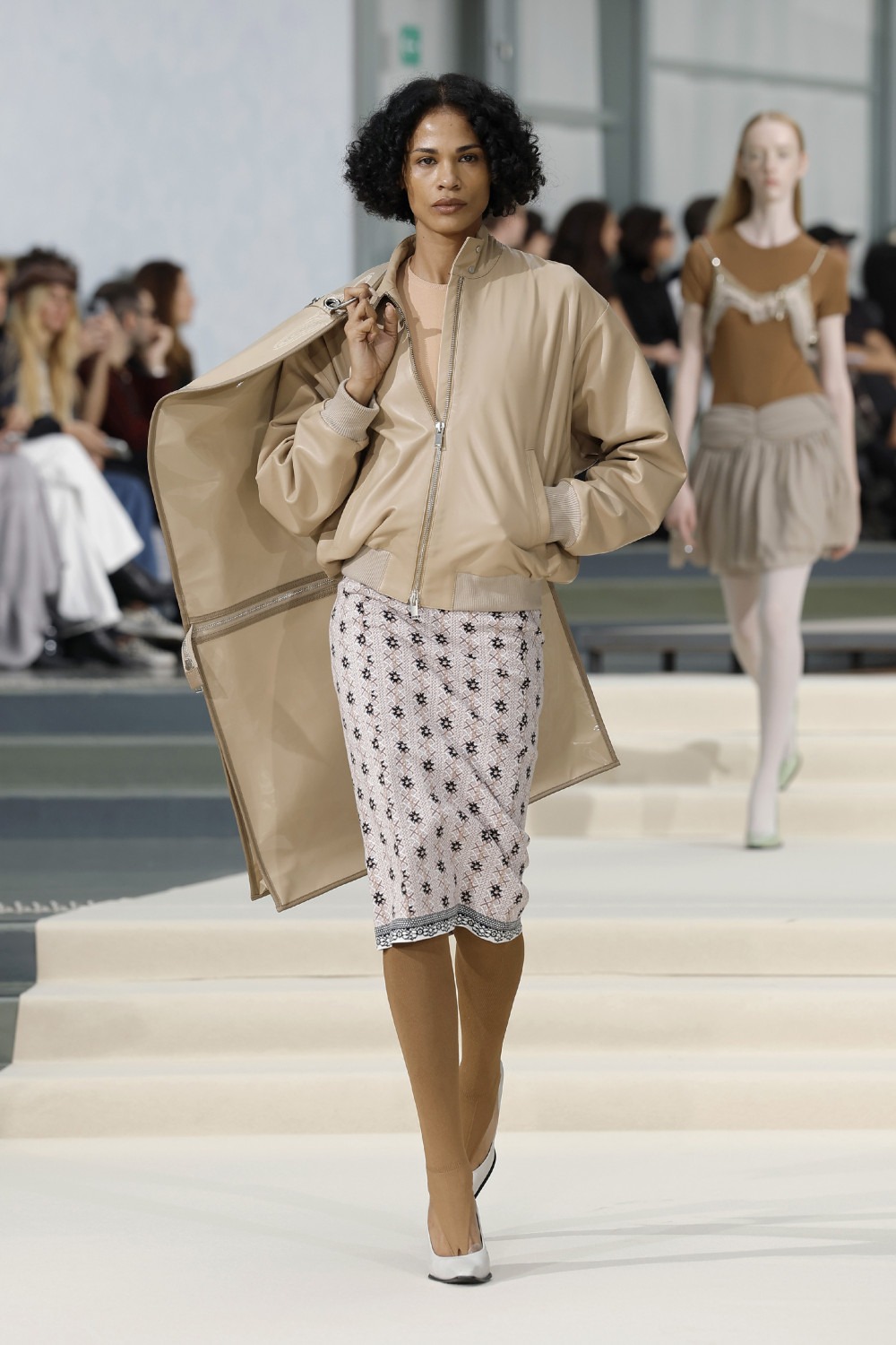 Julie Kegels SS27: la frágil gravedad en ropa cotidiana