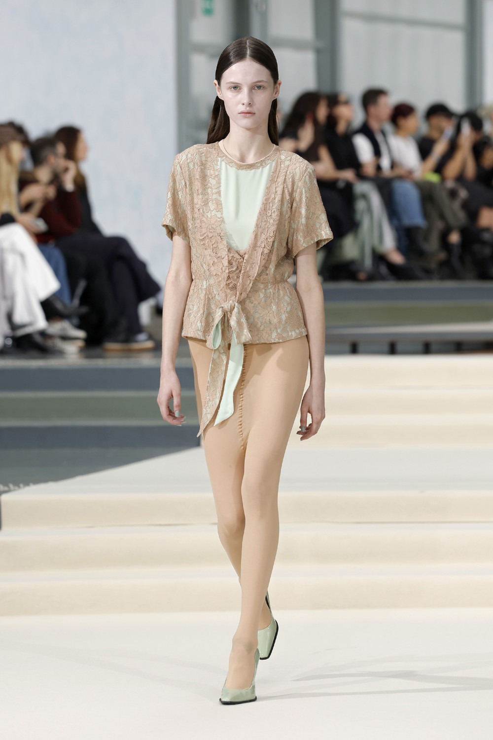 Julie Kegels SS27: la frágil gravedad en ropa cotidiana