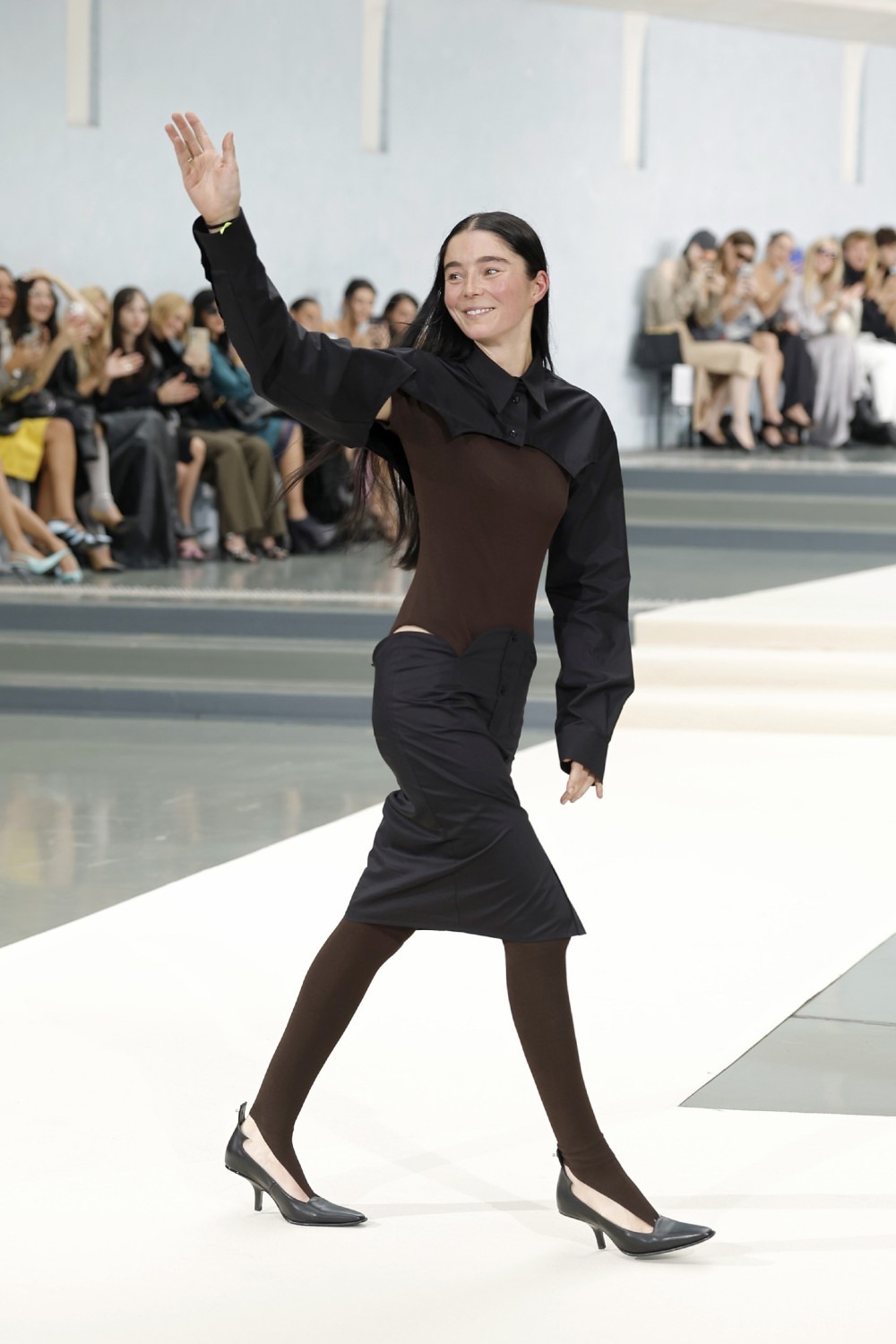 Julie Kegels SS27: la frágil gravedad en ropa cotidiana
