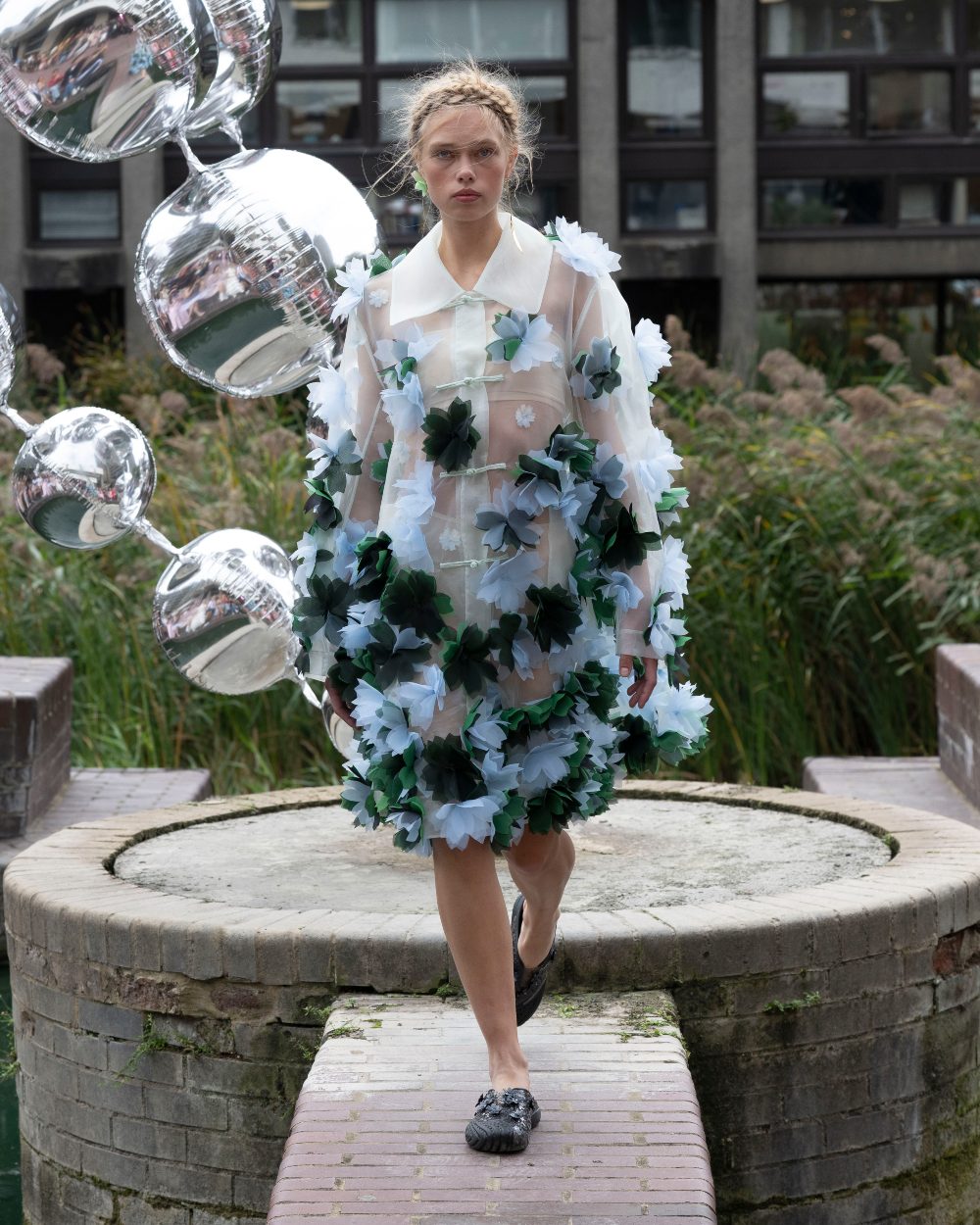 Susan Fang SS27: convierte la ilusión del amor en organza