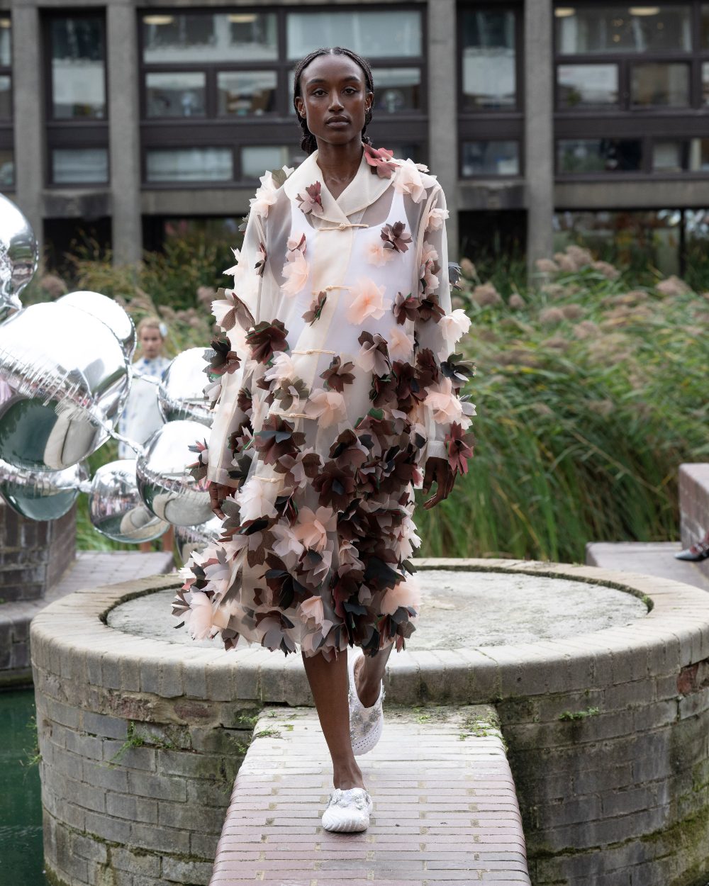 Susan Fang SS27: convierte la ilusión del amor en organza