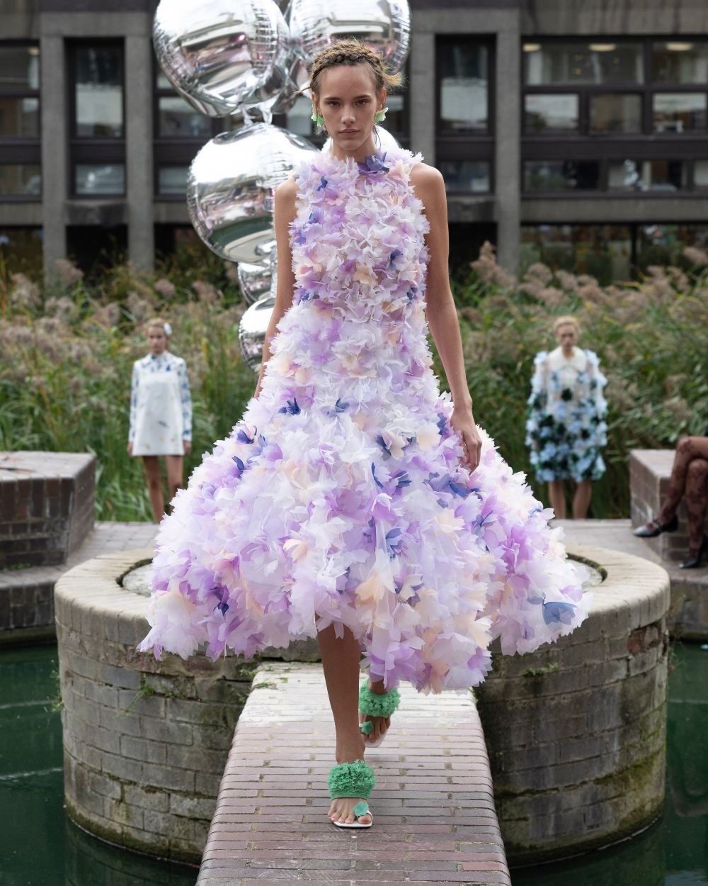 Susan Fang SS27: convierte la ilusión del amor en organza