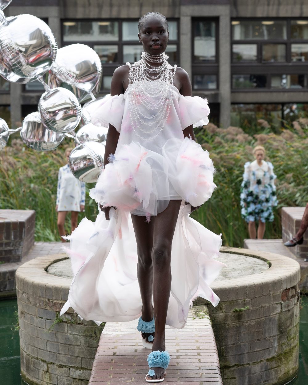 Susan Fang SS27: convierte la ilusión del amor en organza