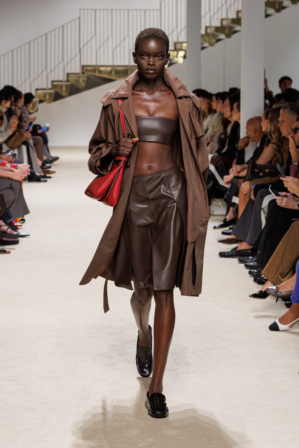 Tod’s SS27: cómo el cuero se aligera en el diseño femenino