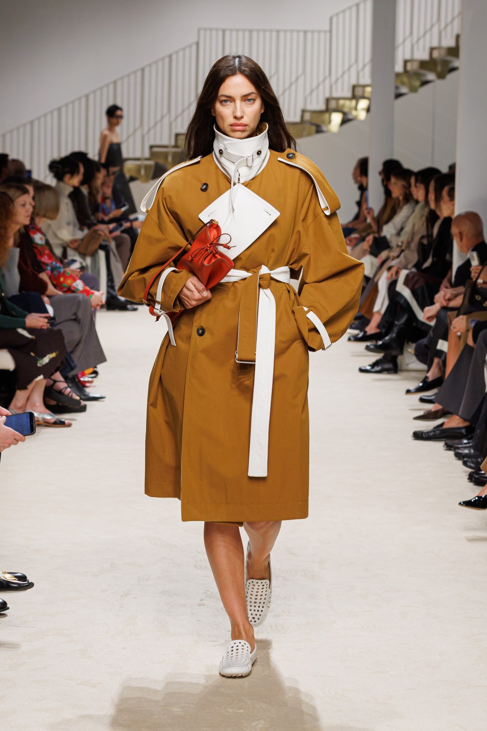 Tod’s SS27: cómo el cuero se aligera en el diseño femenino
