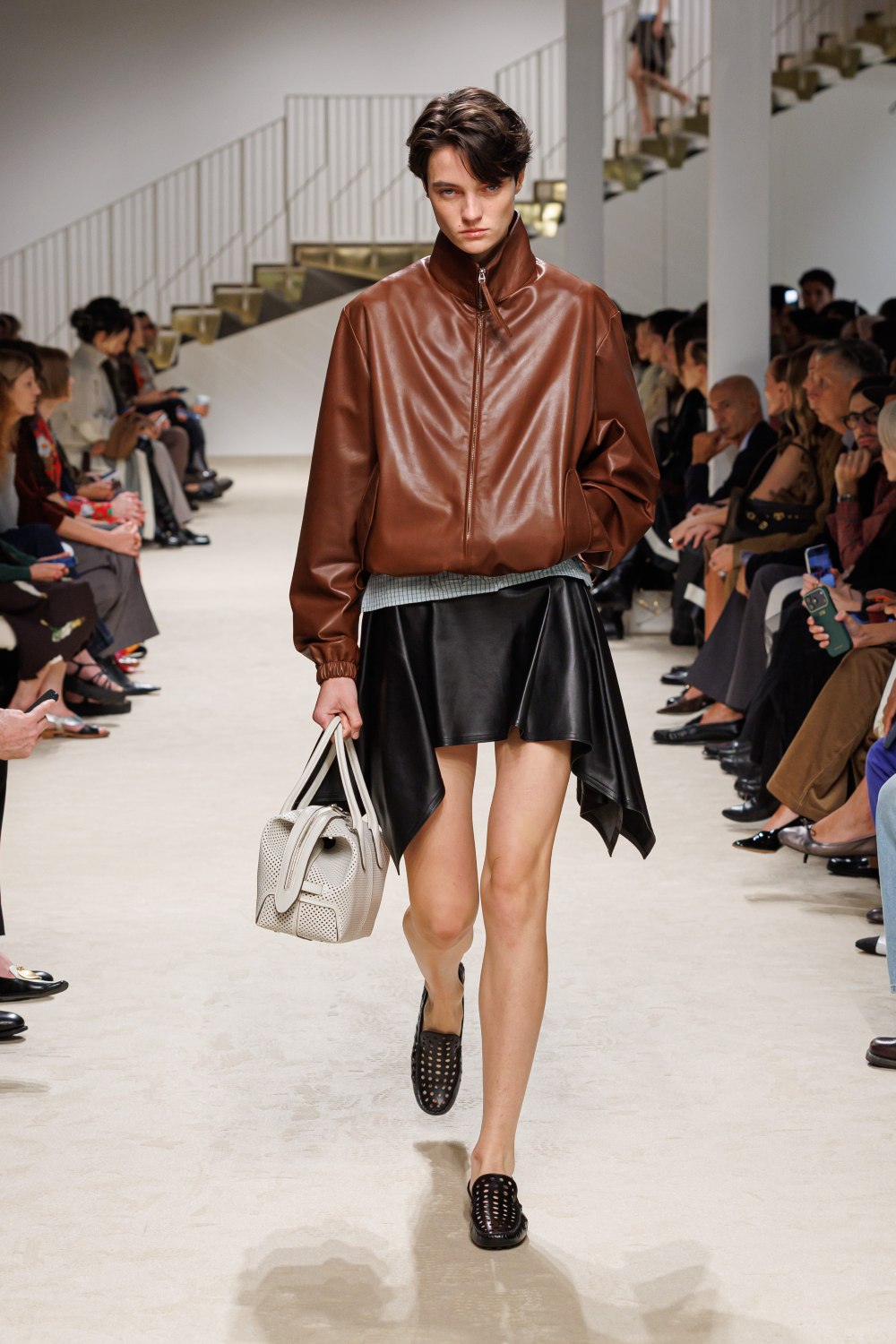 Tod’s SS27: cómo el cuero se aligera en el diseño femenino