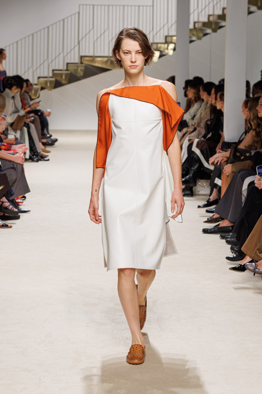 Tod’s SS27: cómo el cuero se aligera en el diseño femenino