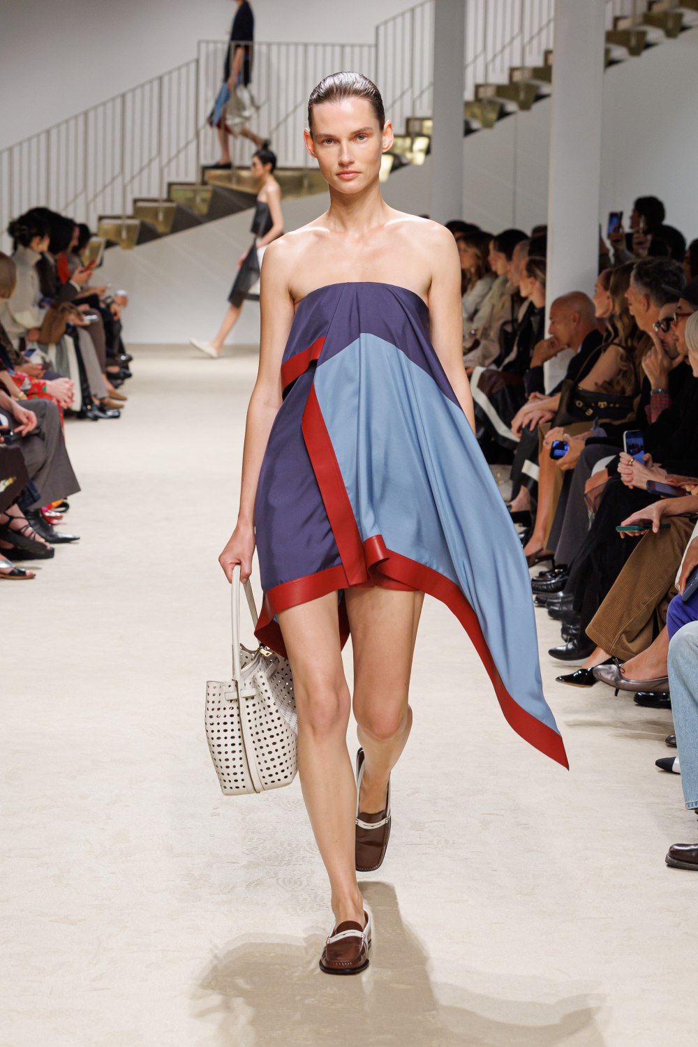 Tod’s SS27: cómo el cuero se aligera en el diseño femenino