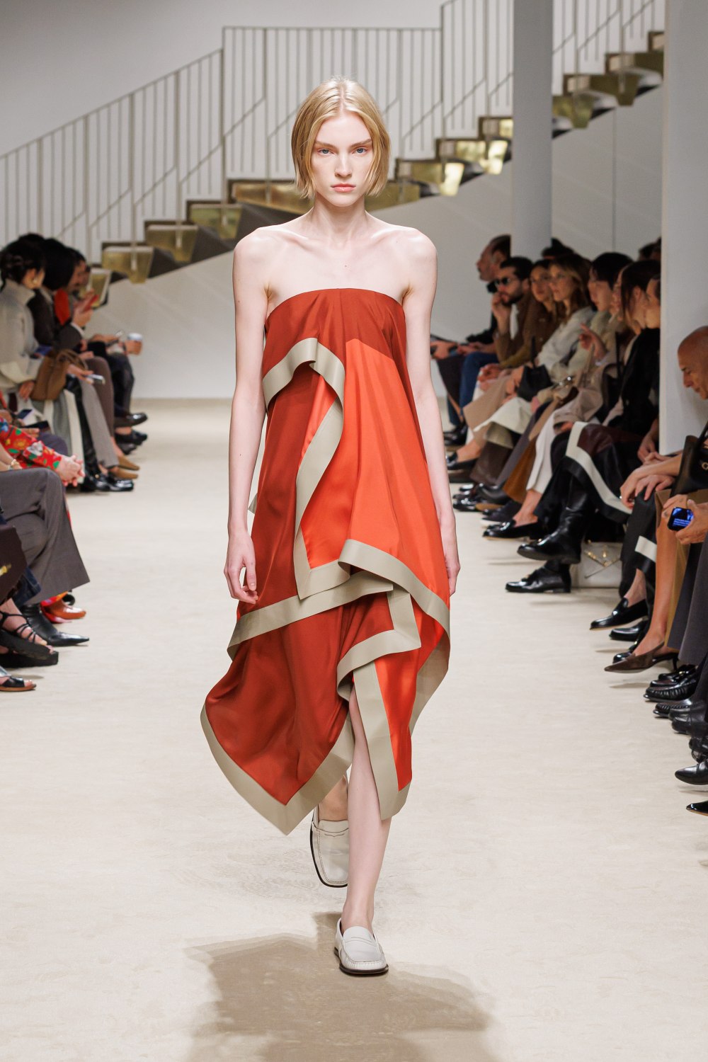 Tod’s SS27: cómo el cuero se aligera en el diseño femenino