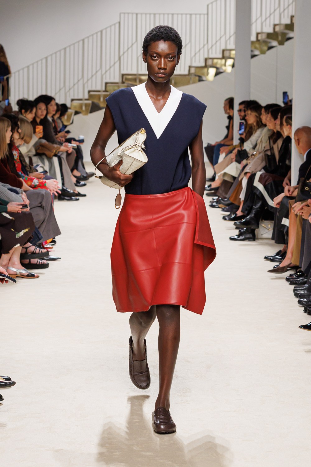 Tod’s SS27: cómo el cuero se aligera en el diseño femenino