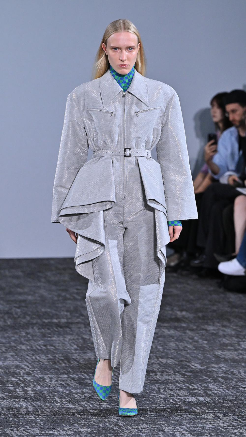 Anrealage SS27: la piel digital hecha de escamas de color