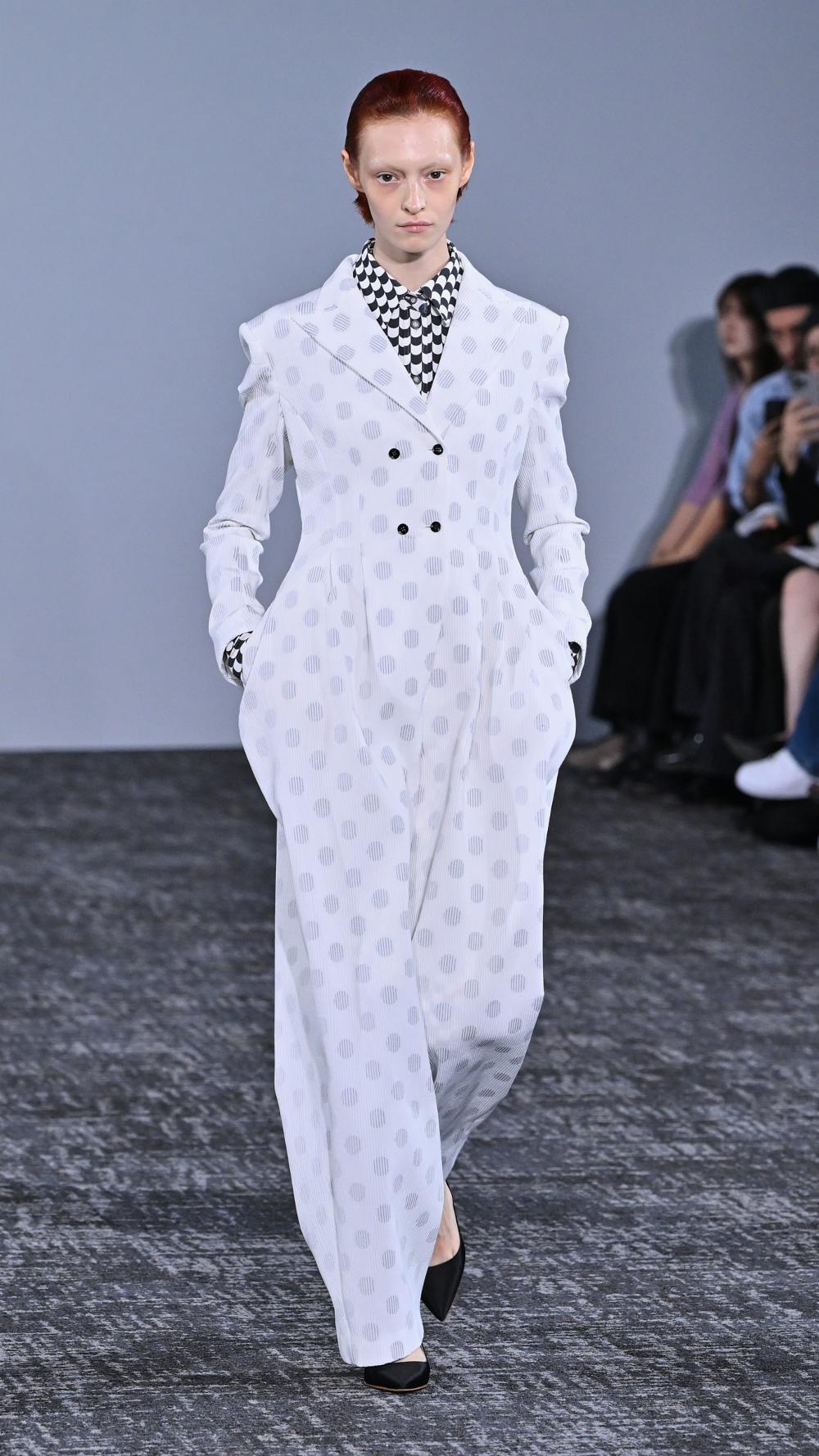 Anrealage SS27: la piel digital hecha de escamas de color