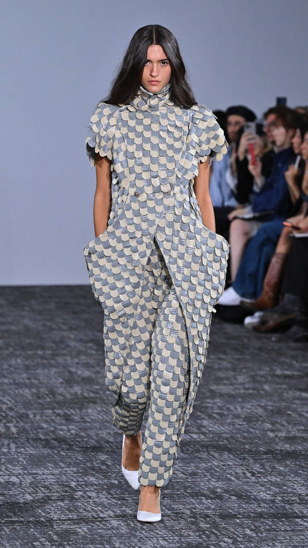 Anrealage SS27: la piel digital hecha de escamas de color