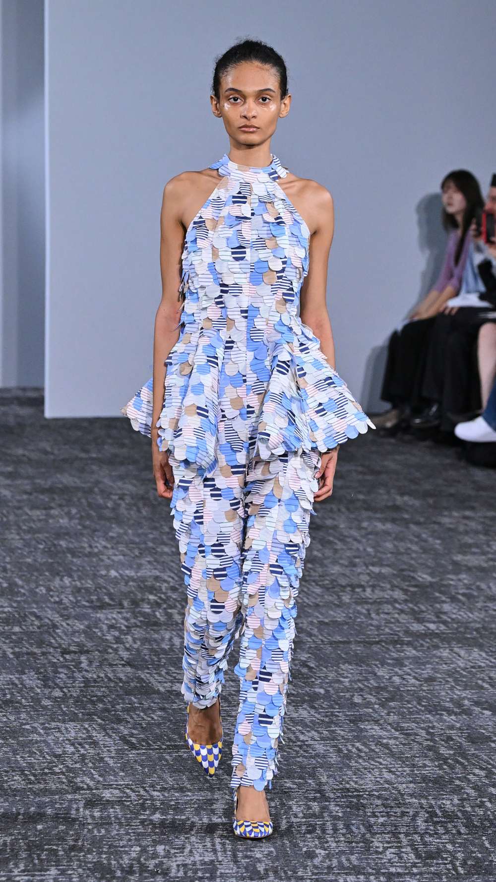 Anrealage SS27: la piel digital hecha de escamas de color