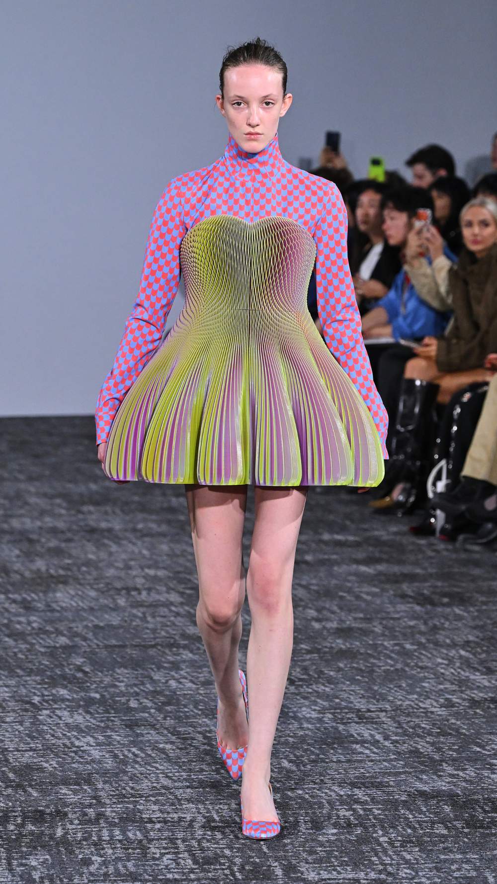 Anrealage SS27: la piel digital hecha de escamas de color