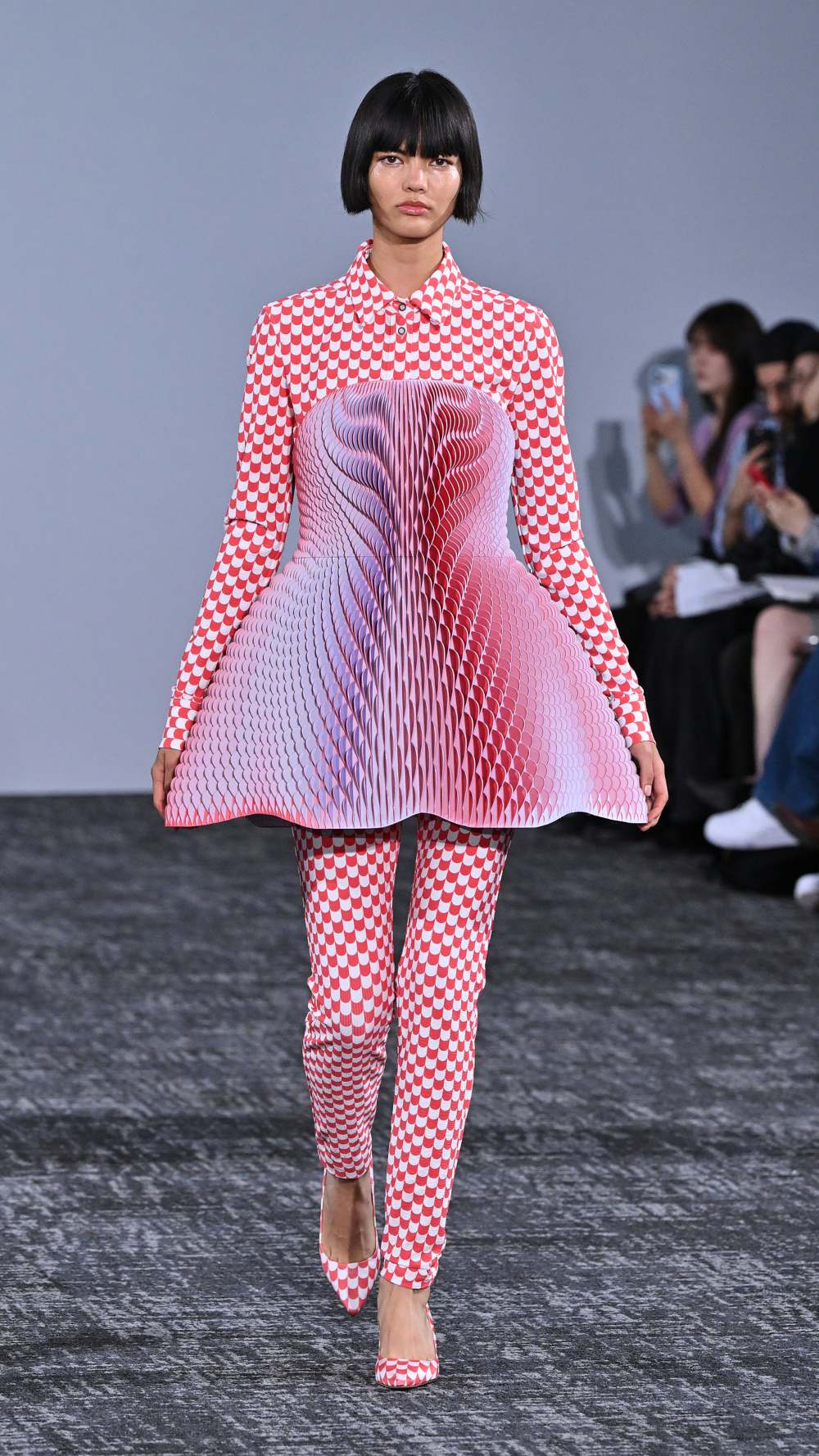 Anrealage SS27: la piel digital hecha de escamas de color