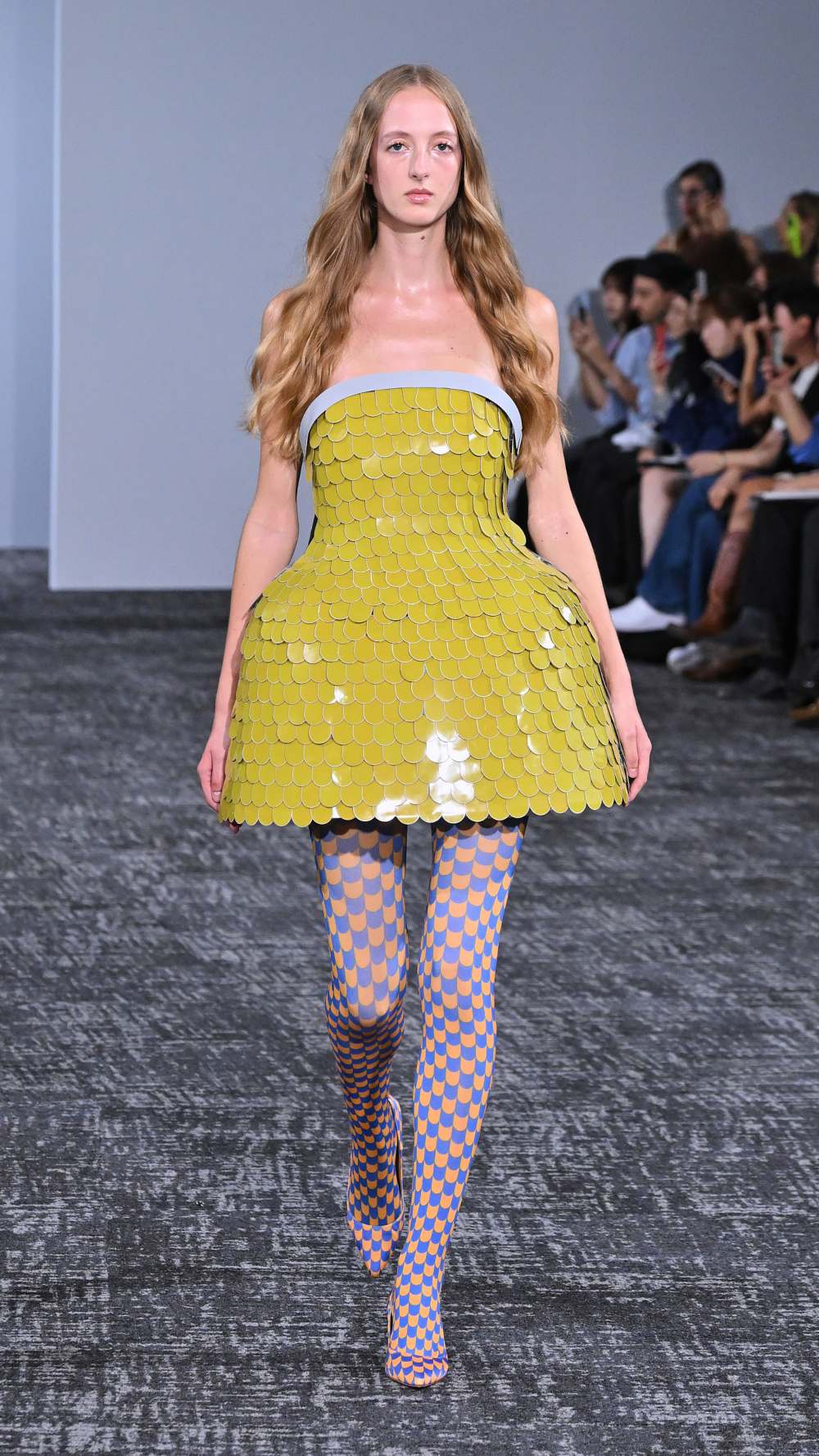 Anrealage SS27: la piel digital hecha de escamas de color