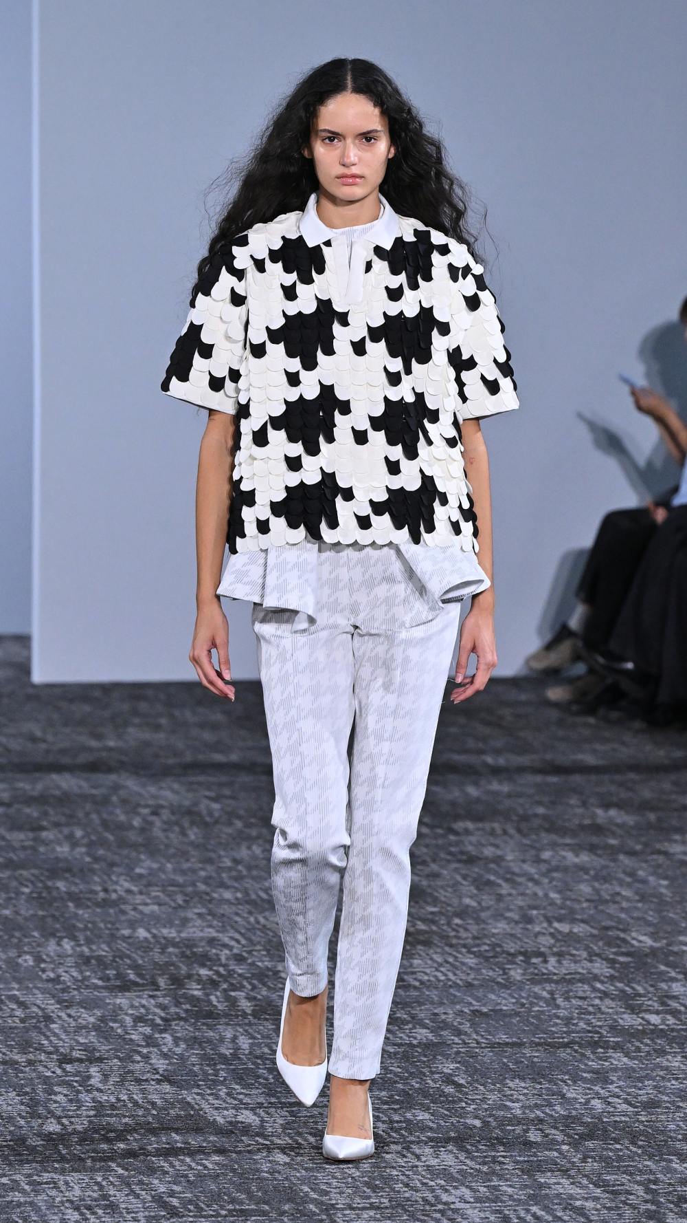 Anrealage SS27: la piel digital hecha de escamas de color