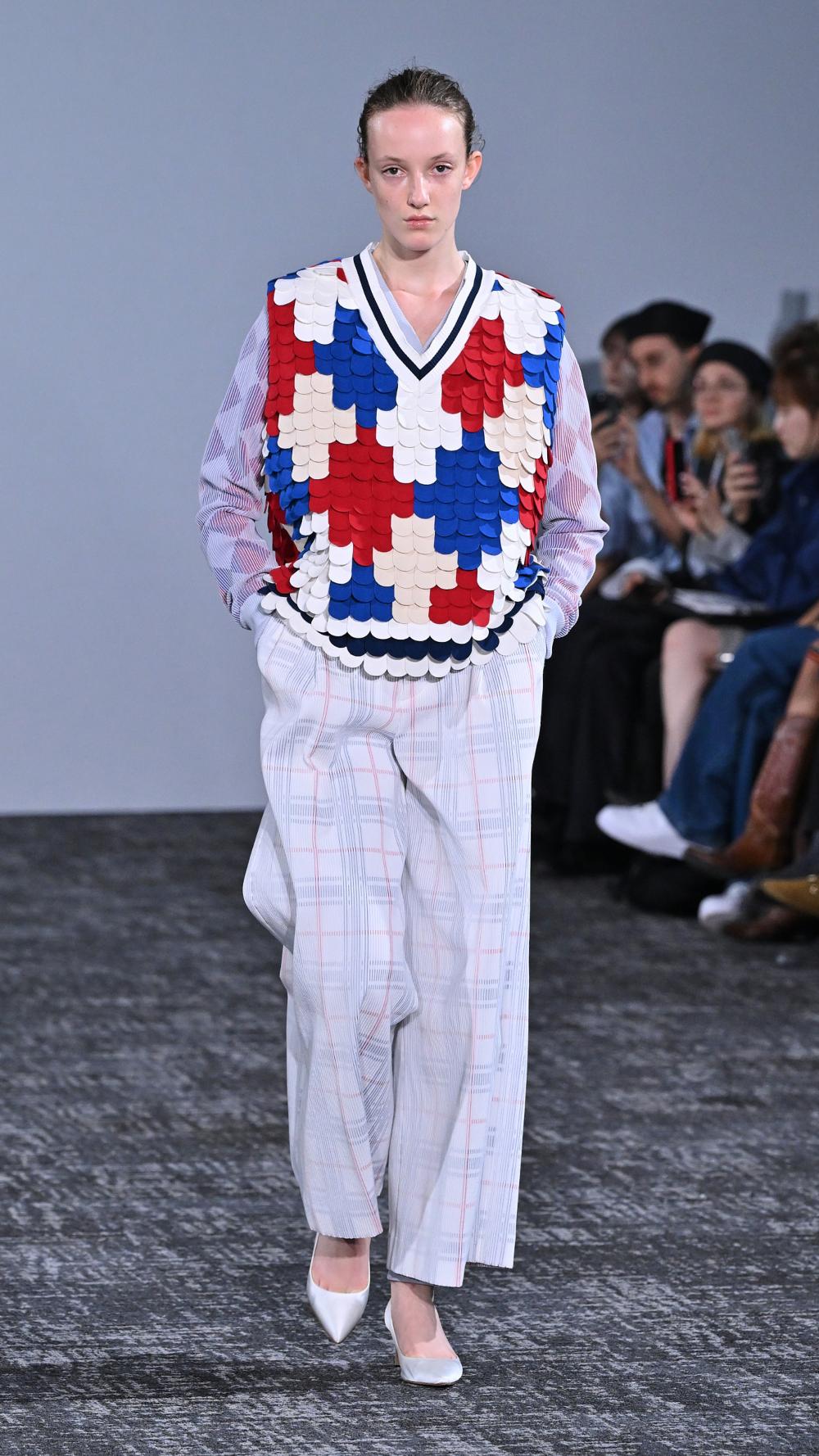Anrealage SS27: la piel digital hecha de escamas de color