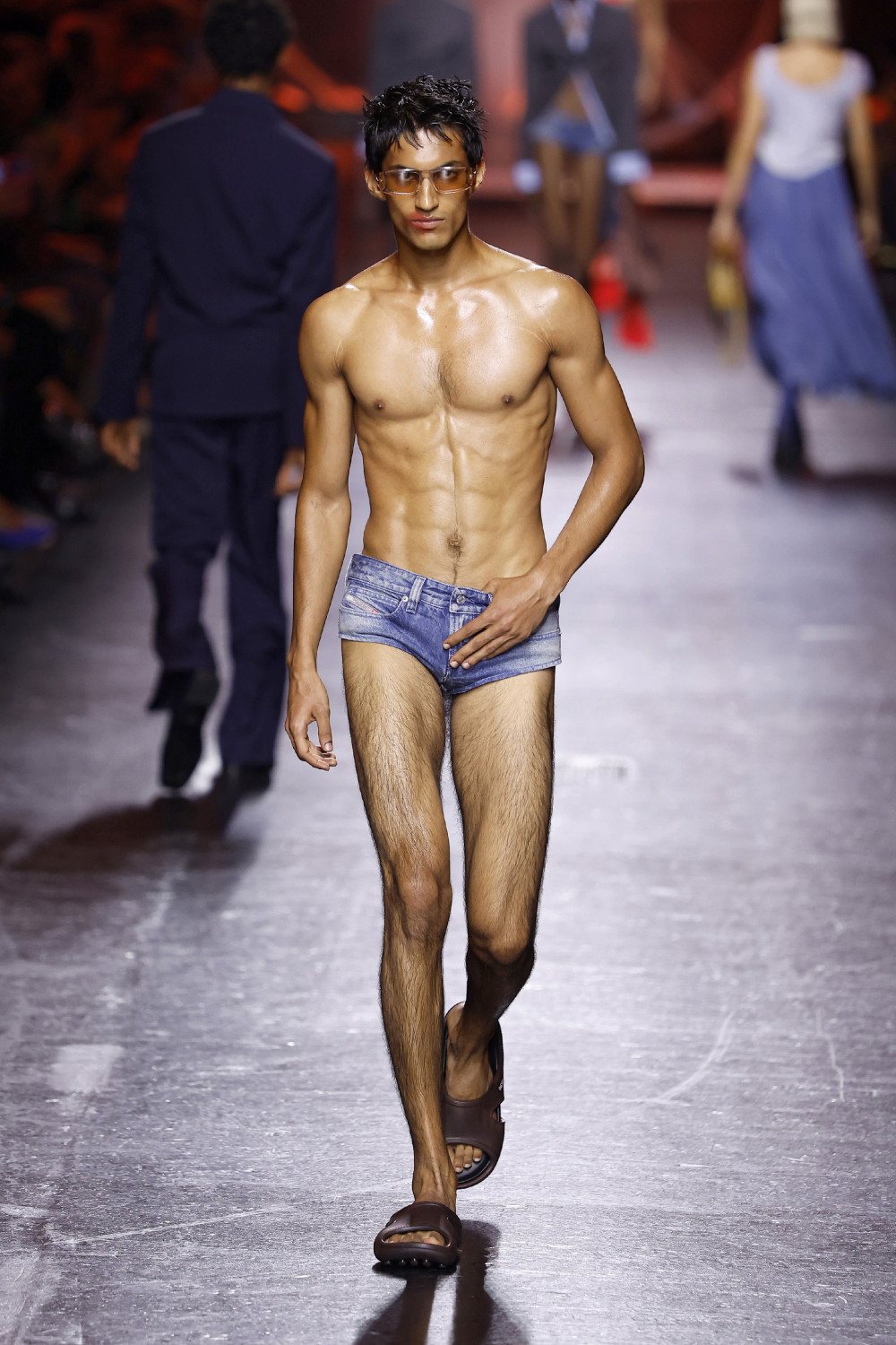 Glenn Martens se despide de Diesel con su colección SS27