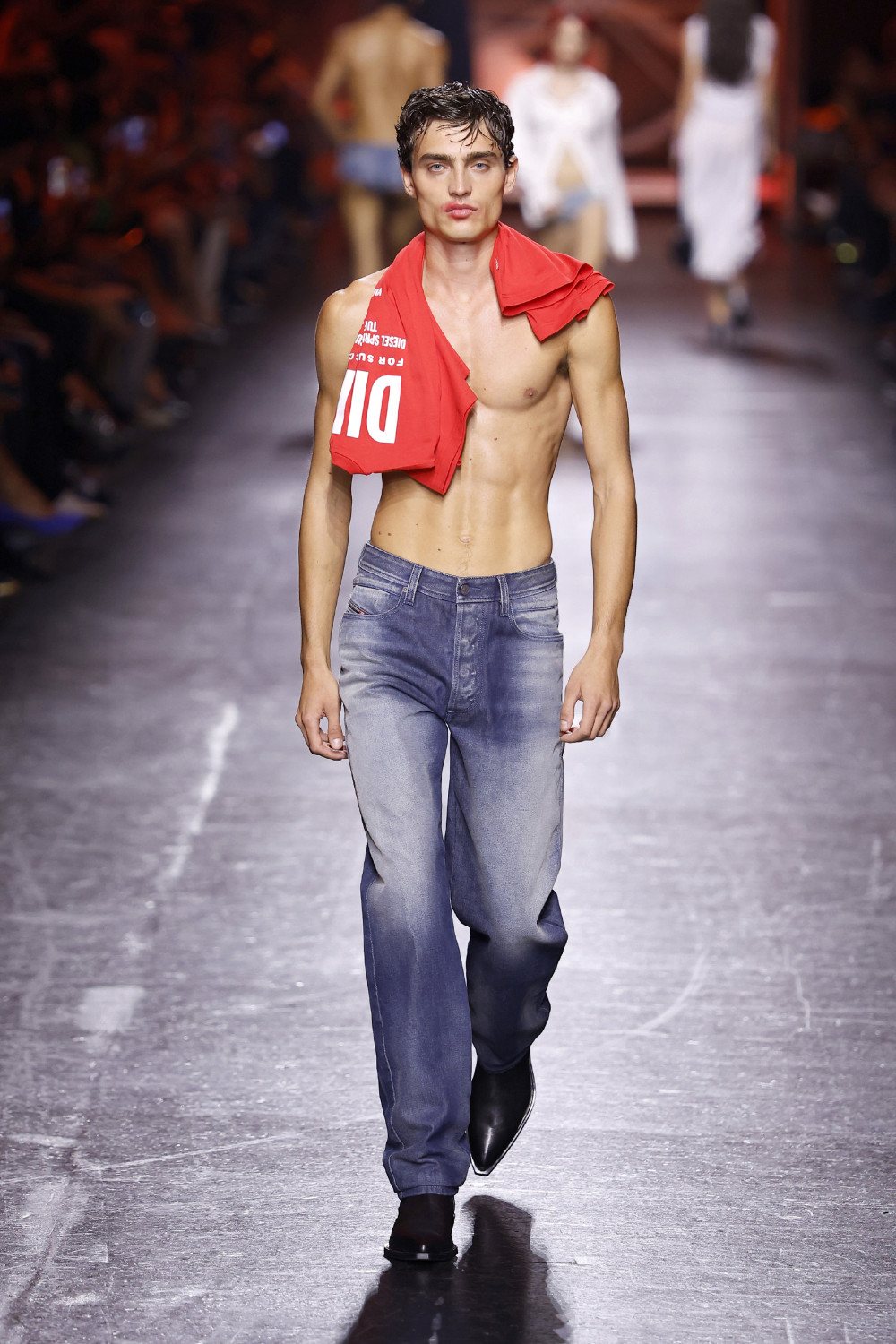 Glenn Martens se despide de Diesel con su colección SS27