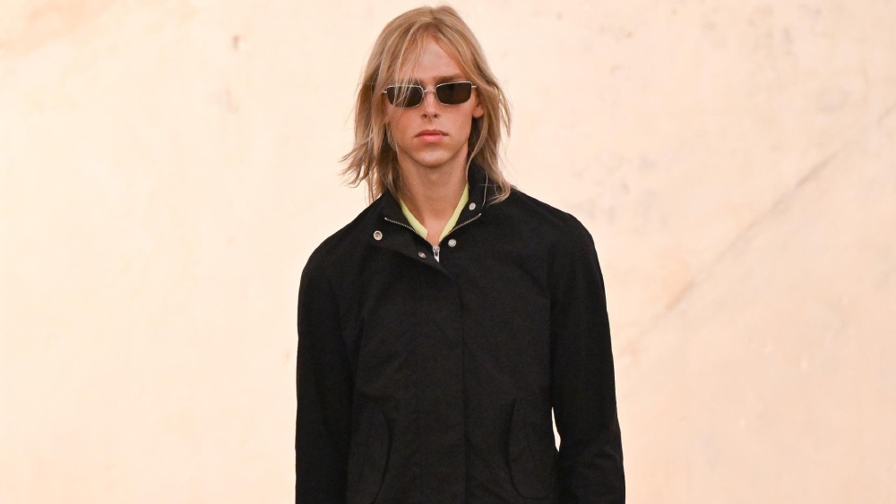Eckhaus Latta aligera y sensualiza su minimalismo para SS27